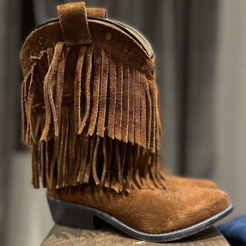 Slightly worn girls fringe boots. Size 1 brand Shyanne. Good condition